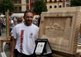 LA BELLEZZA DELLA PIAZZA DI ASIAGO SCOLPITA SUL LEGNO