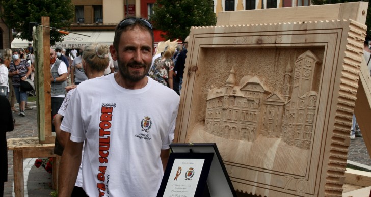 LA BELLEZZA DELLA PIAZZA DI ASIAGO SCOLPITA SUL LEGNO